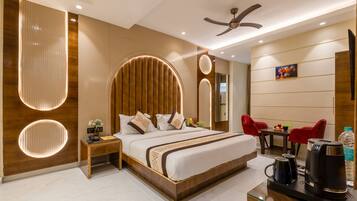 Quarto casal premium | Cofres nos quartos, escrivaninha, cortinas blackout