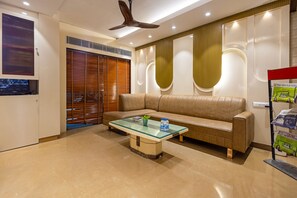 Lobby sitting area -  Hotel Vanson Villa, City Centre - With Free Airport & Train Station Pickup (New Delhi)