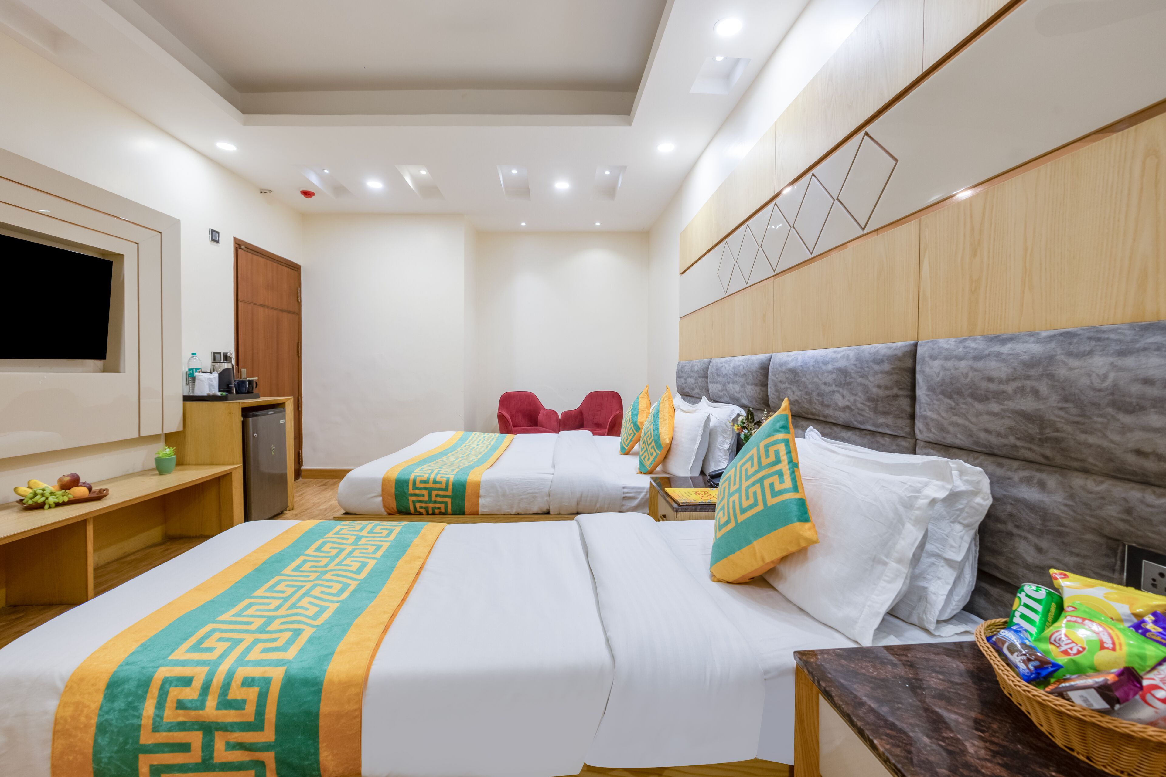 Deluxe Triple Room | In-room safe, desk, blackout curtains, soundproofing