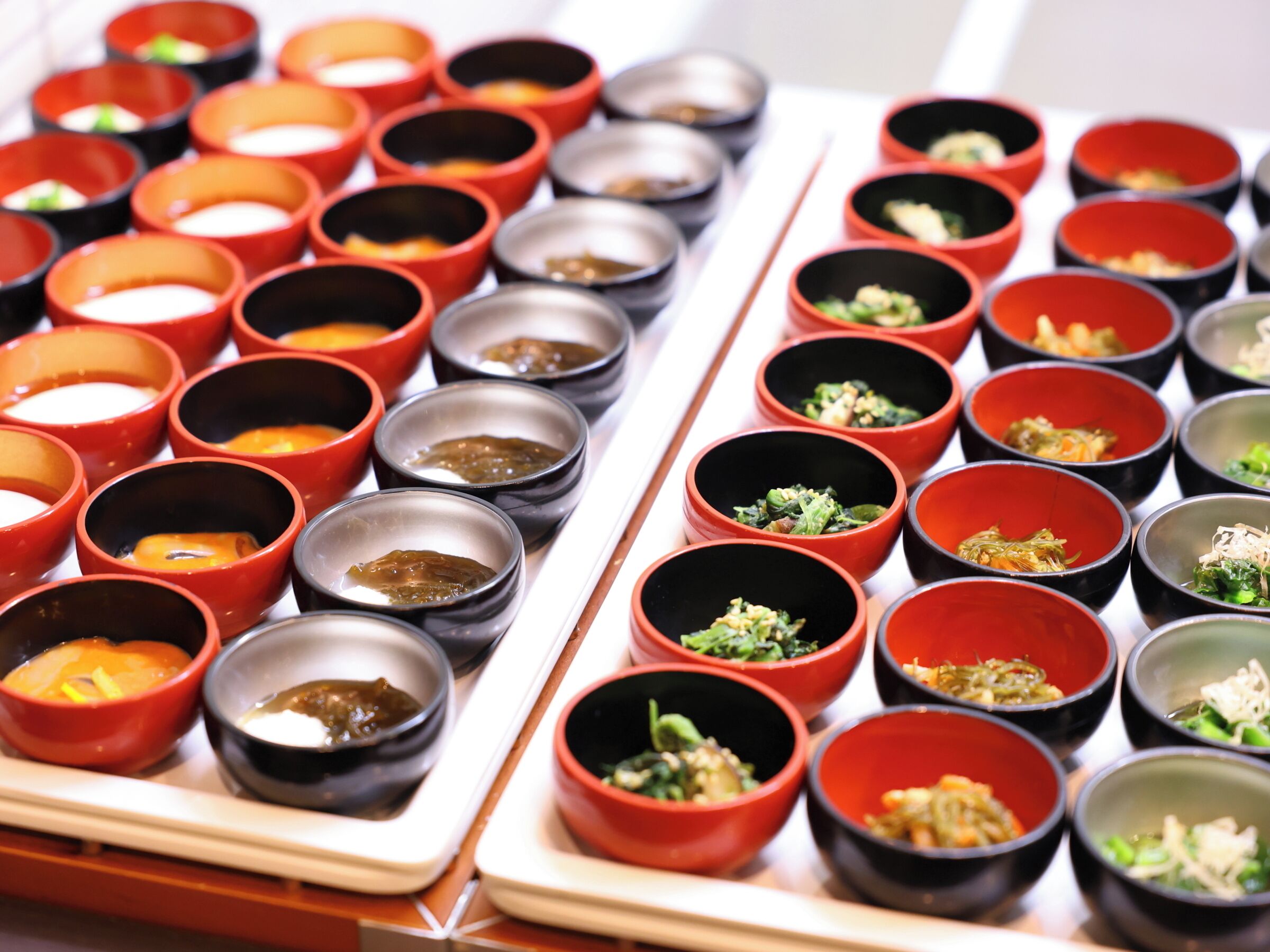 Diversos bolquers petits disposats en files, probablement contenint aliments diferents.