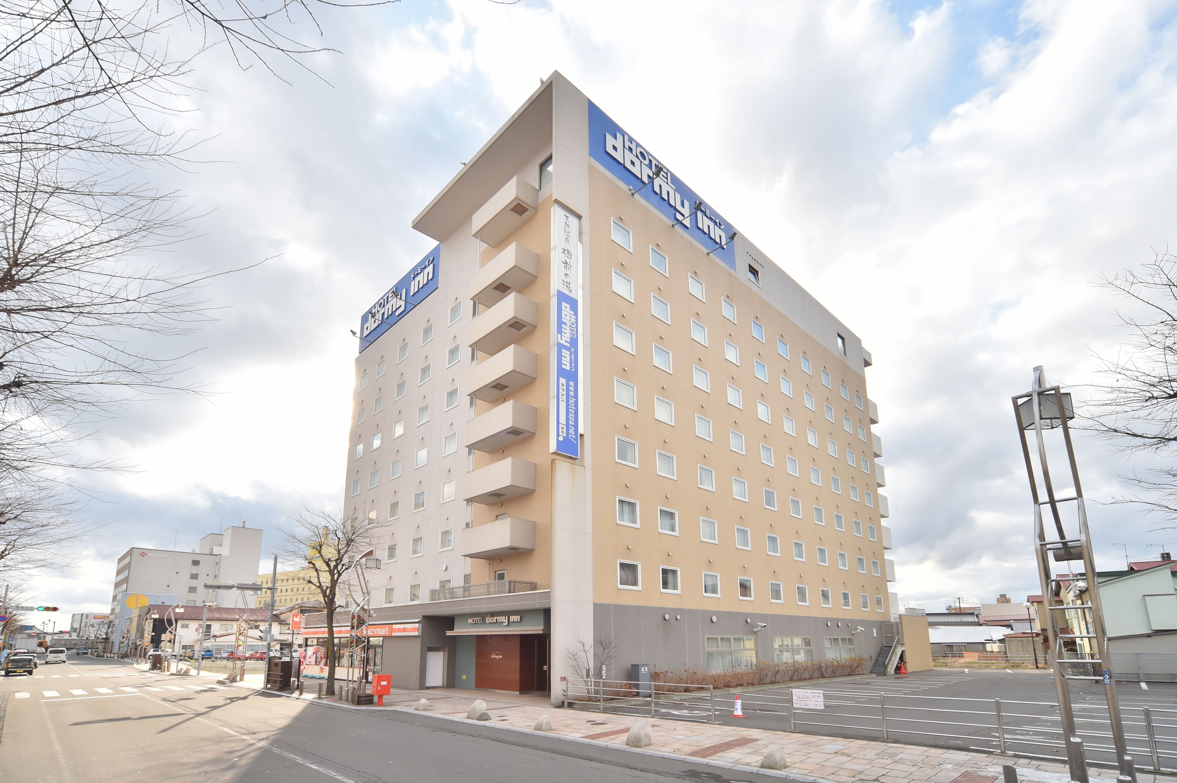 A multi-story hotel with a prominent sign for 'Hotel Darby Inn'.
