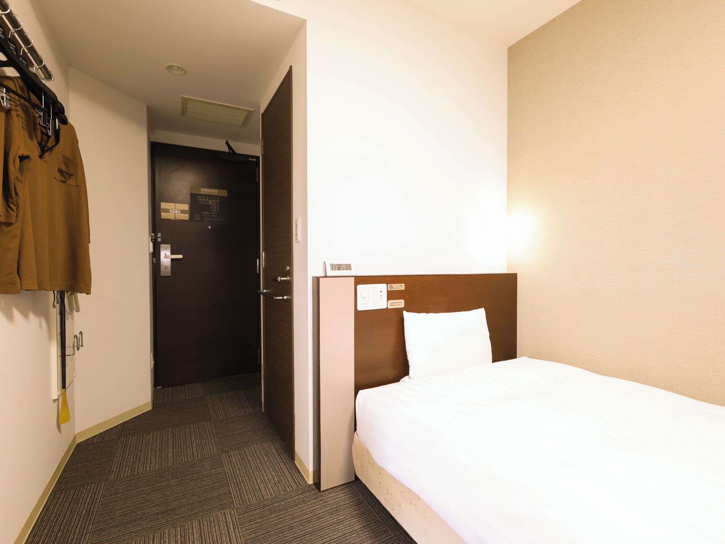 أغطية فراش متميزة وألحفة محشوة بالريش ومكتب ومساحة عمل للكمبيوتر المحمول