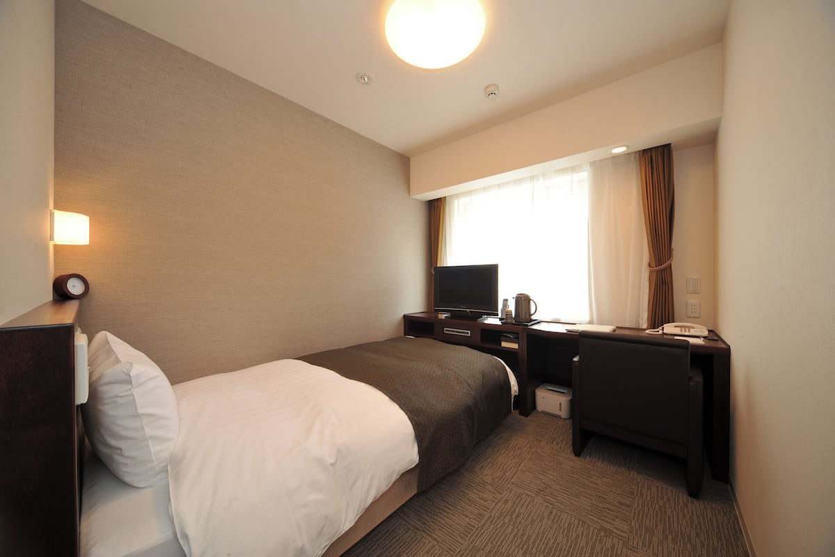 Premium bedding, down comforters, desk, laptop workspace