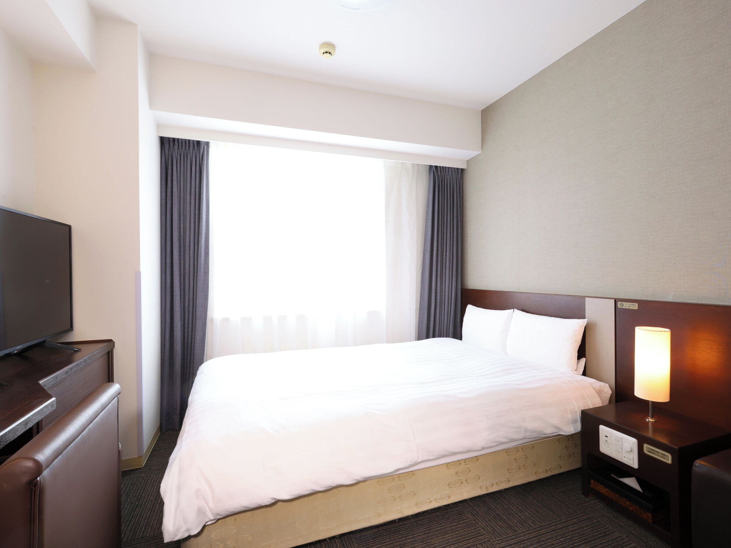 أغطية فراش متميزة وألحفة محشوة بالريش ومكتب ومساحة عمل للكمبيوتر المحمول