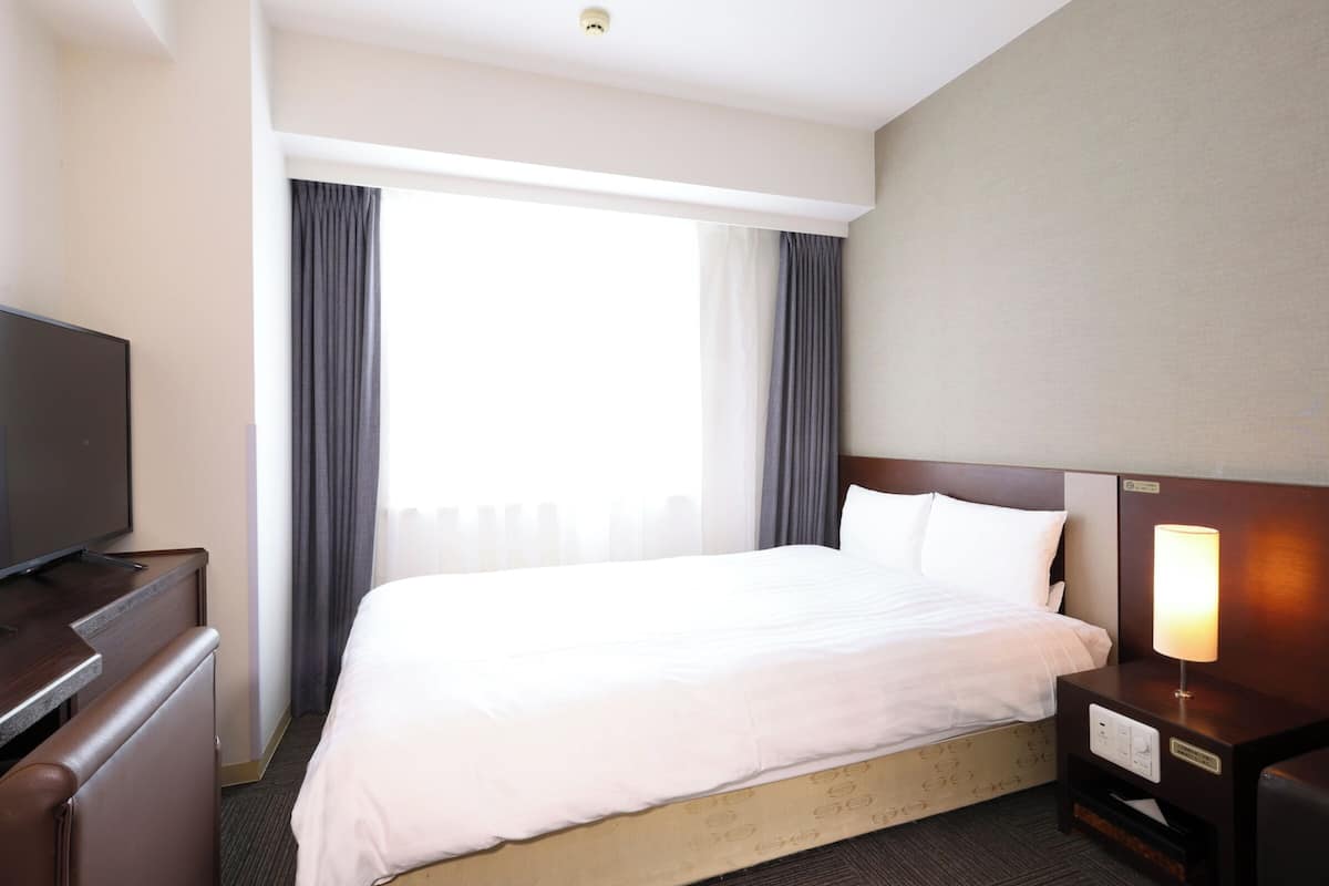 أغطية فراش متميزة وألحفة محشوة بالريش ومكتب ومساحة عمل للكمبيوتر المحمول