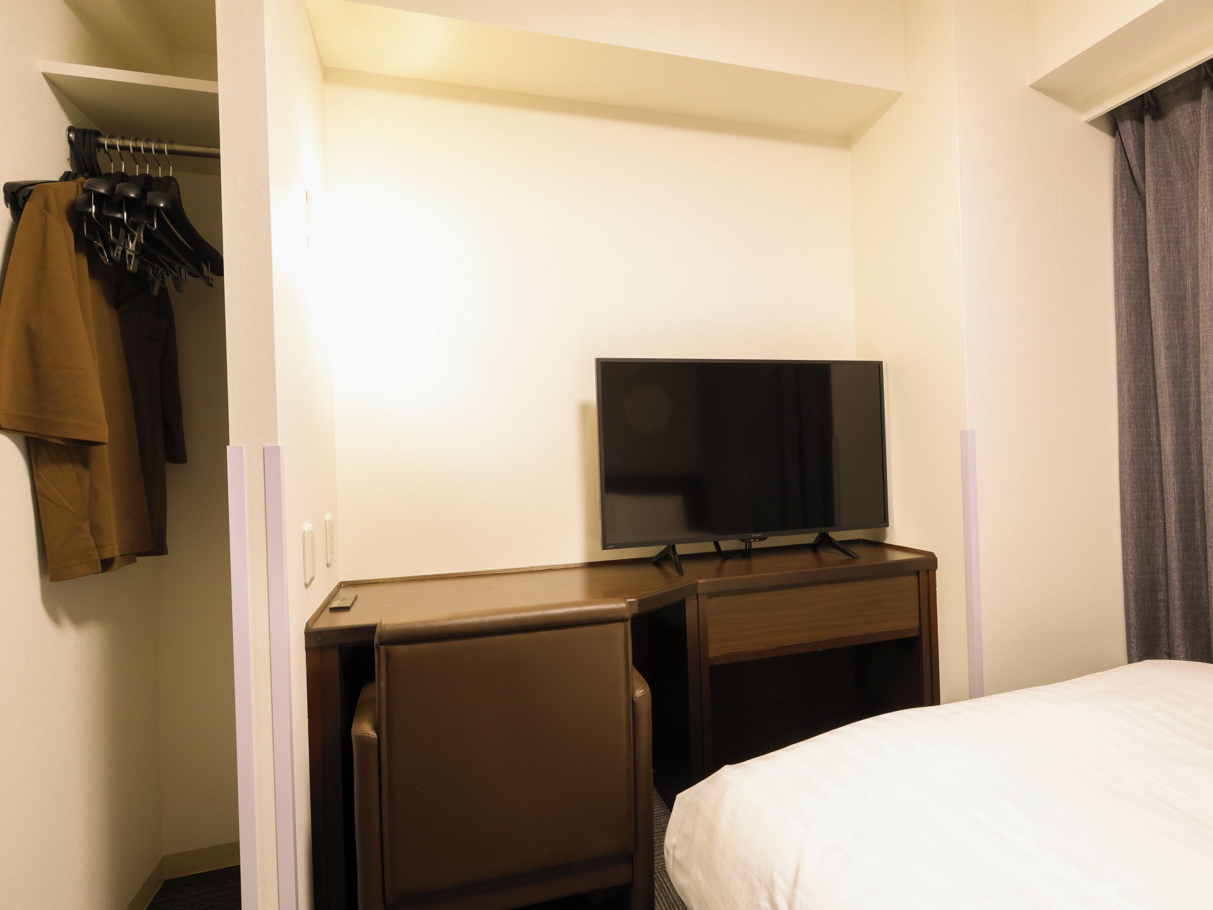 高級寝具、羽毛の掛け布団、デスク、ノートパソコン用作業スペース