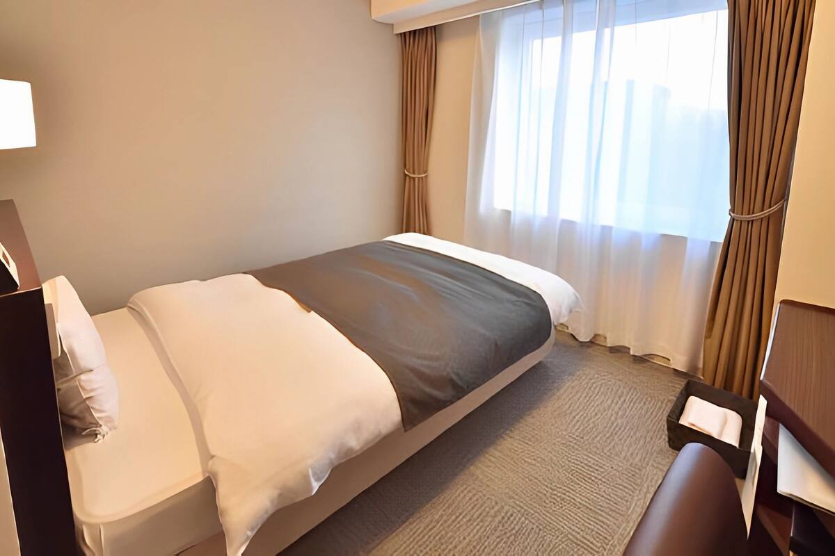 1 bedroom, premium bedding, down duvets, desk