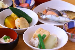 Variedad de platos con pescado, verduras y albóndigas en cuencos.