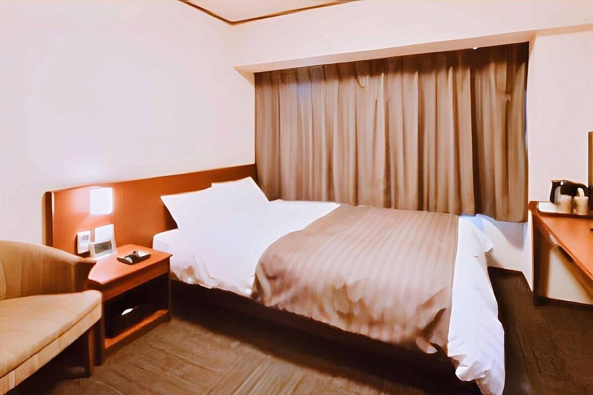 Premium bedding, down comforters, soundproofing, WiFi (free)