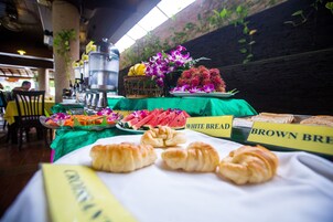 每日供应自助式早餐（每人 THB 250）