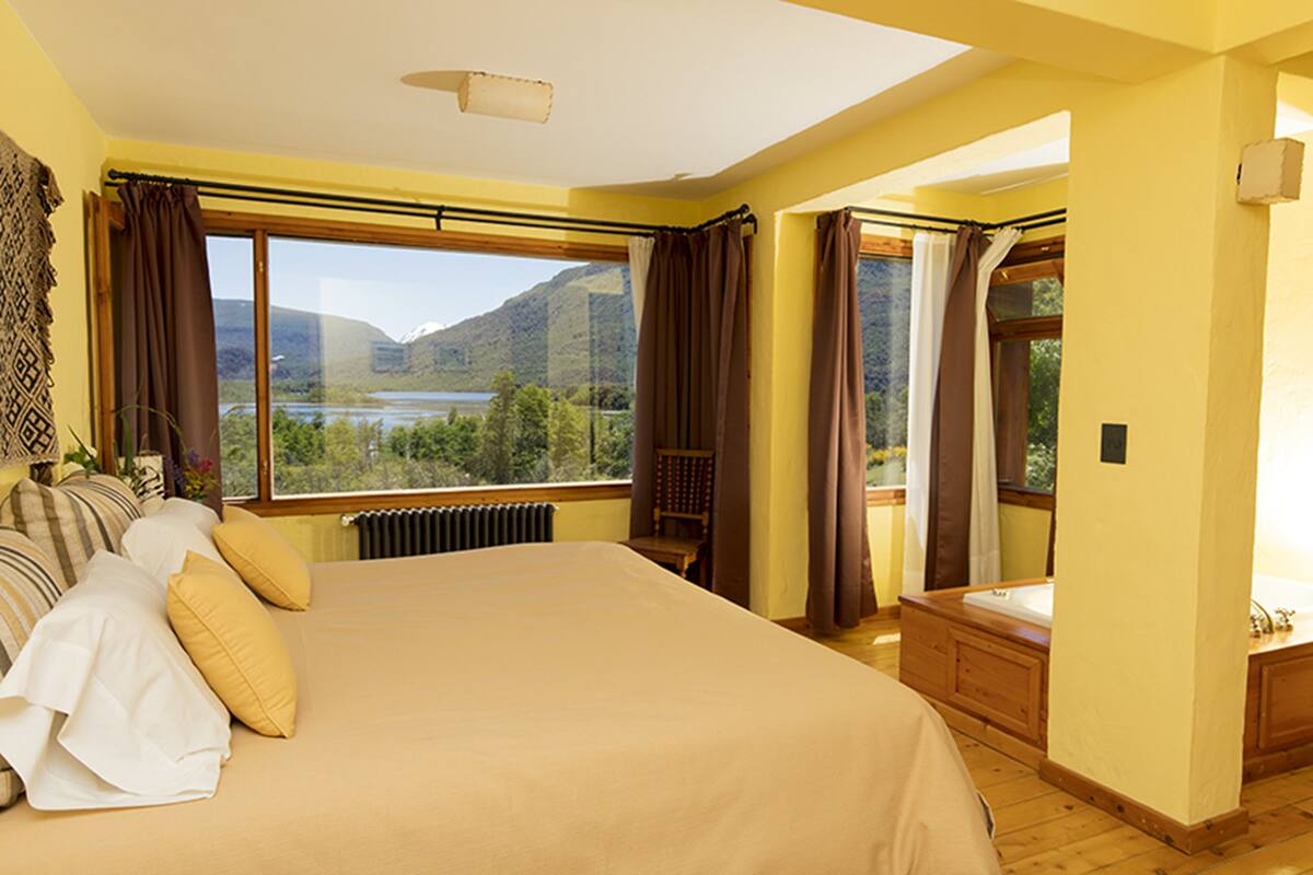 Superior Room, Lake View | Desk, bed sheets