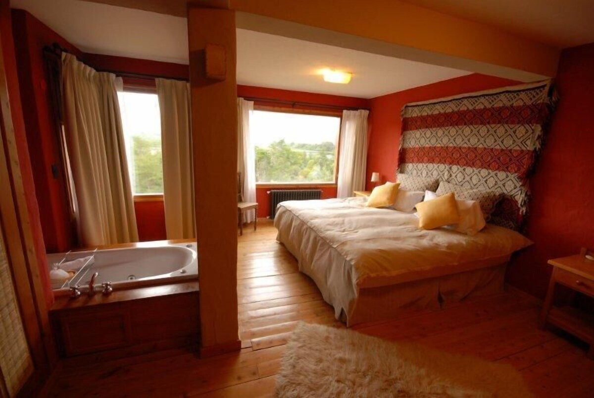 Habitación superior, vistas al lago | Escritorio y ropa de cama