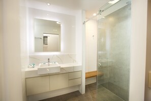 Penthouse Cabin | Bathroom - Brisbane Holiday Village (Eight Mile Plains)