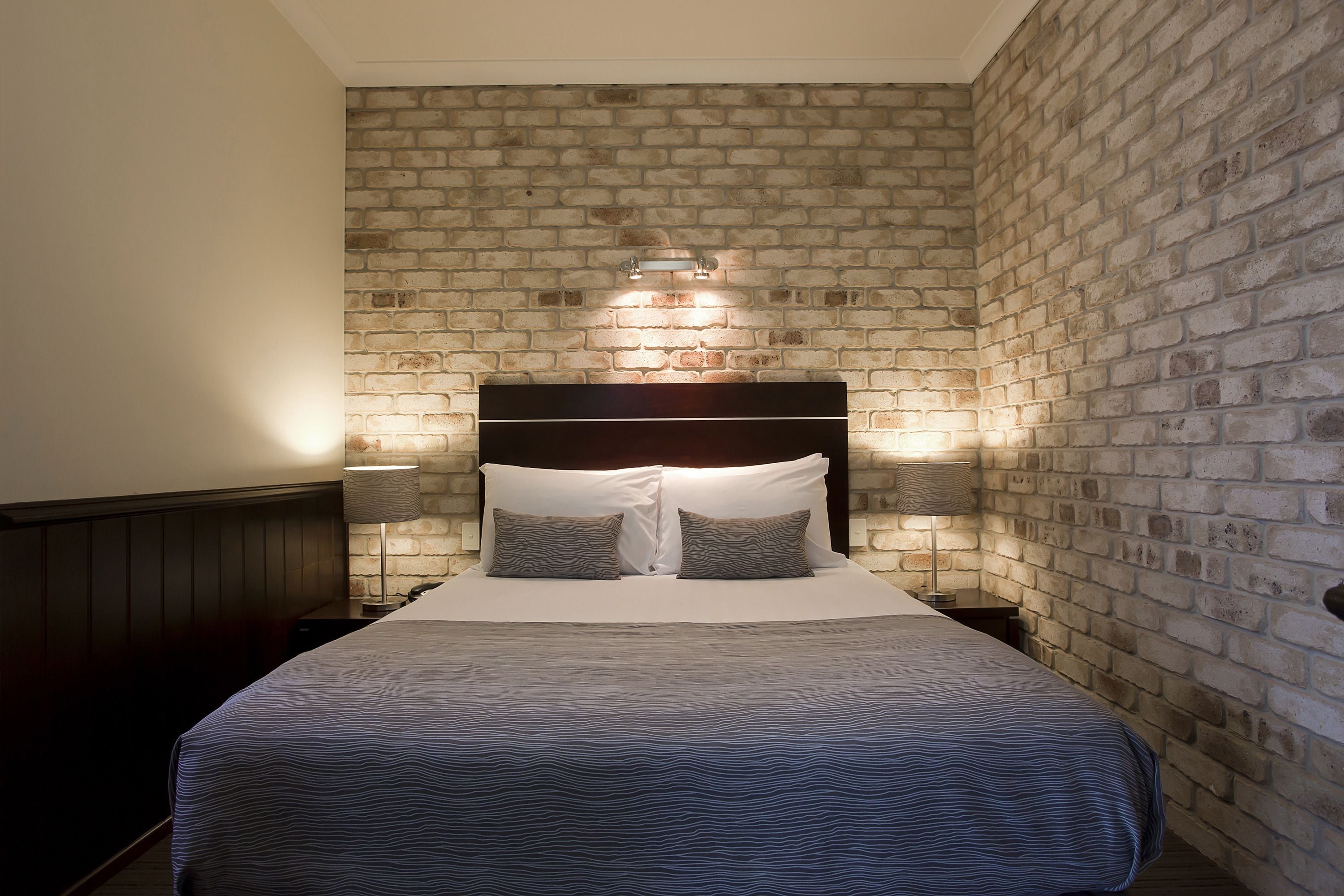 Hochwertige Bettwaren, Schreibtisch, schallisolierte Zimmer