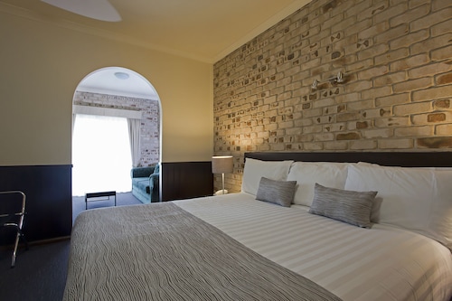 Highlander Motor Inn & Apartments