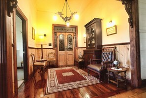 Queen Room | Living area