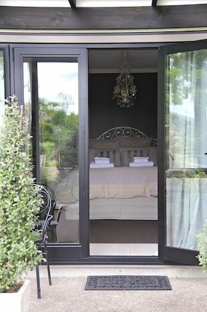 Suite (Acacia) | Egyptian cotton sheets, premium bedding, down comforters, pillowtop beds