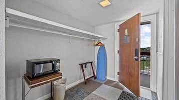 Quarto solteiro básico, 1 cama King | Cofres nos quartos, individualmente mobiliados