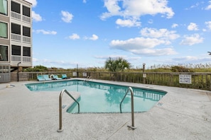 Piscina externa, espreguiçadeiras