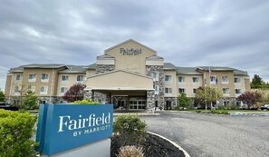 A Fairfield by Marriott hotel with a symmetrical facade, multiple windows, and a central entrance. - Fairfield Inn & Suites by Marriott Slippery Rock (Slippery Rock)