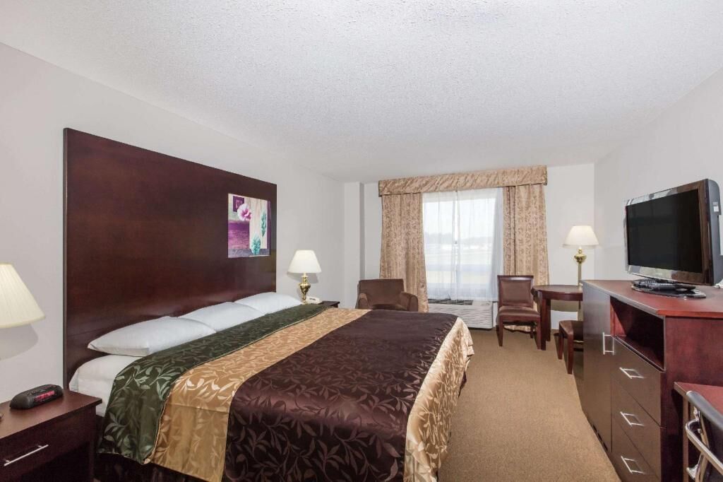 Desk, free cribs/infant beds, free WiFi, bed sheets