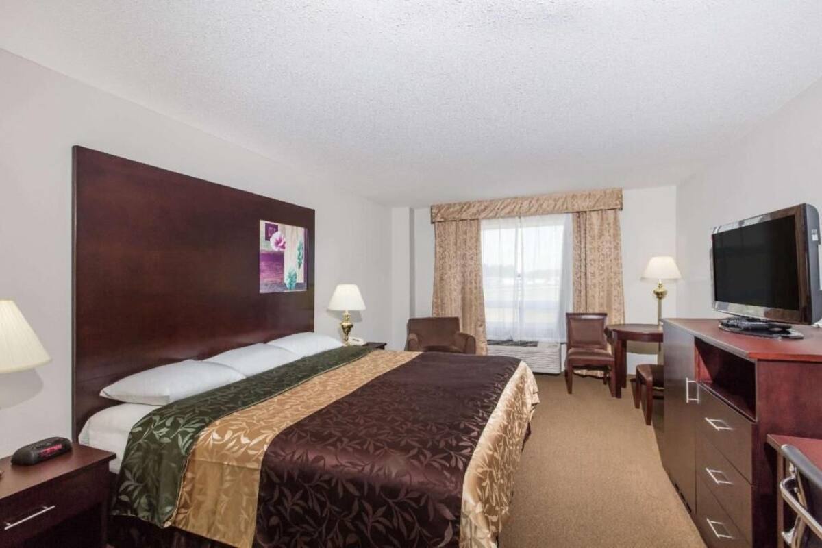 Desk, free cribs/infant beds, free WiFi, bed sheets