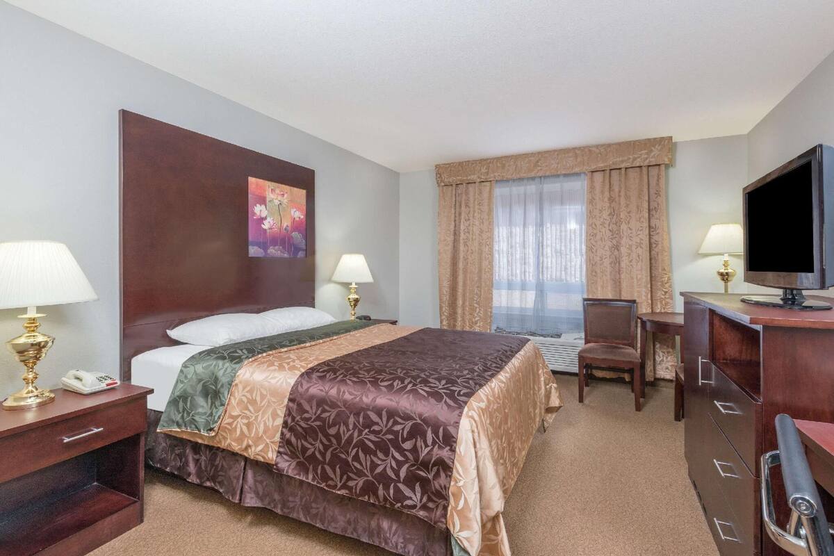 Desk, free cribs/infant beds, free WiFi, bed sheets