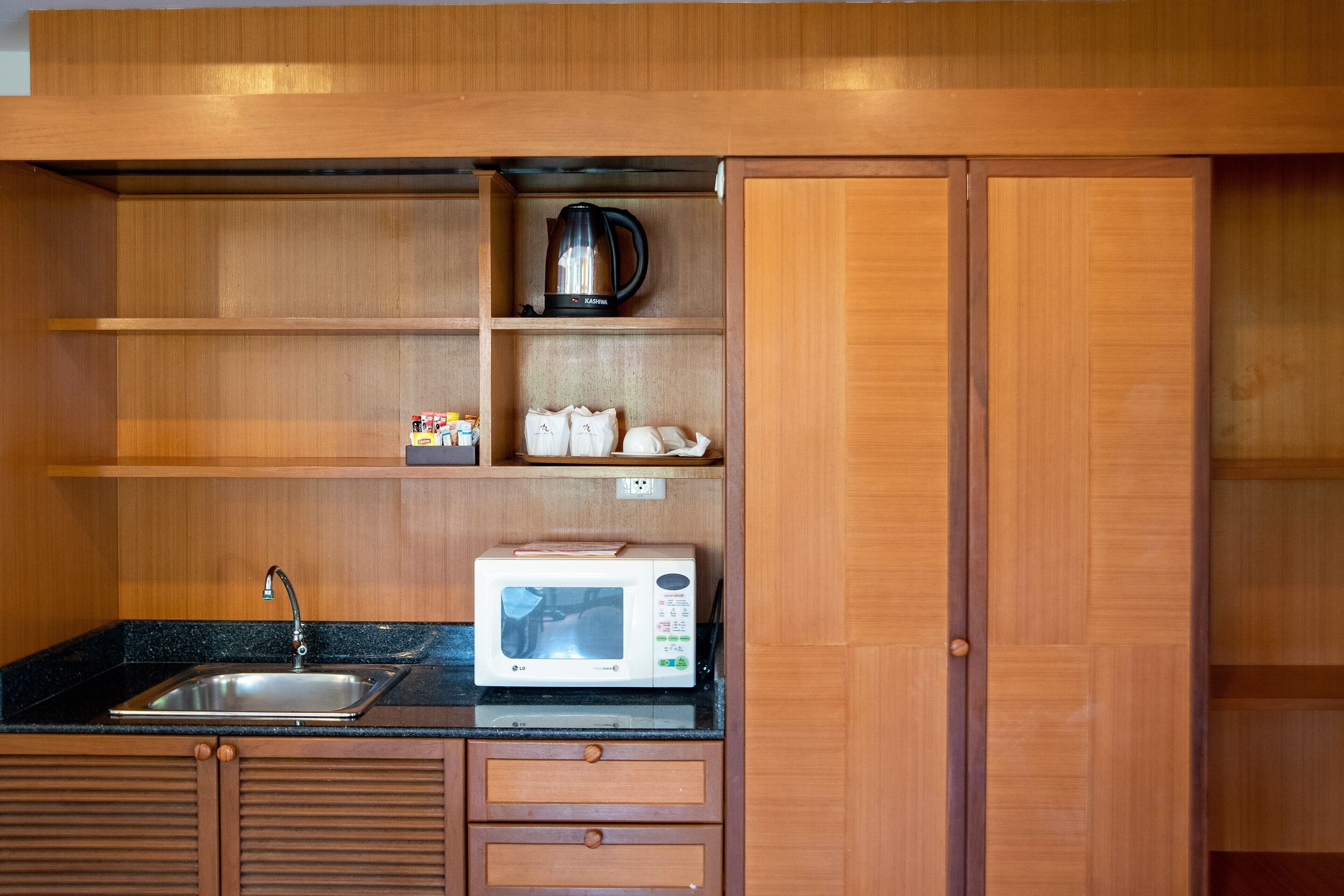 fridge, coffee/tea maker, electric kettle