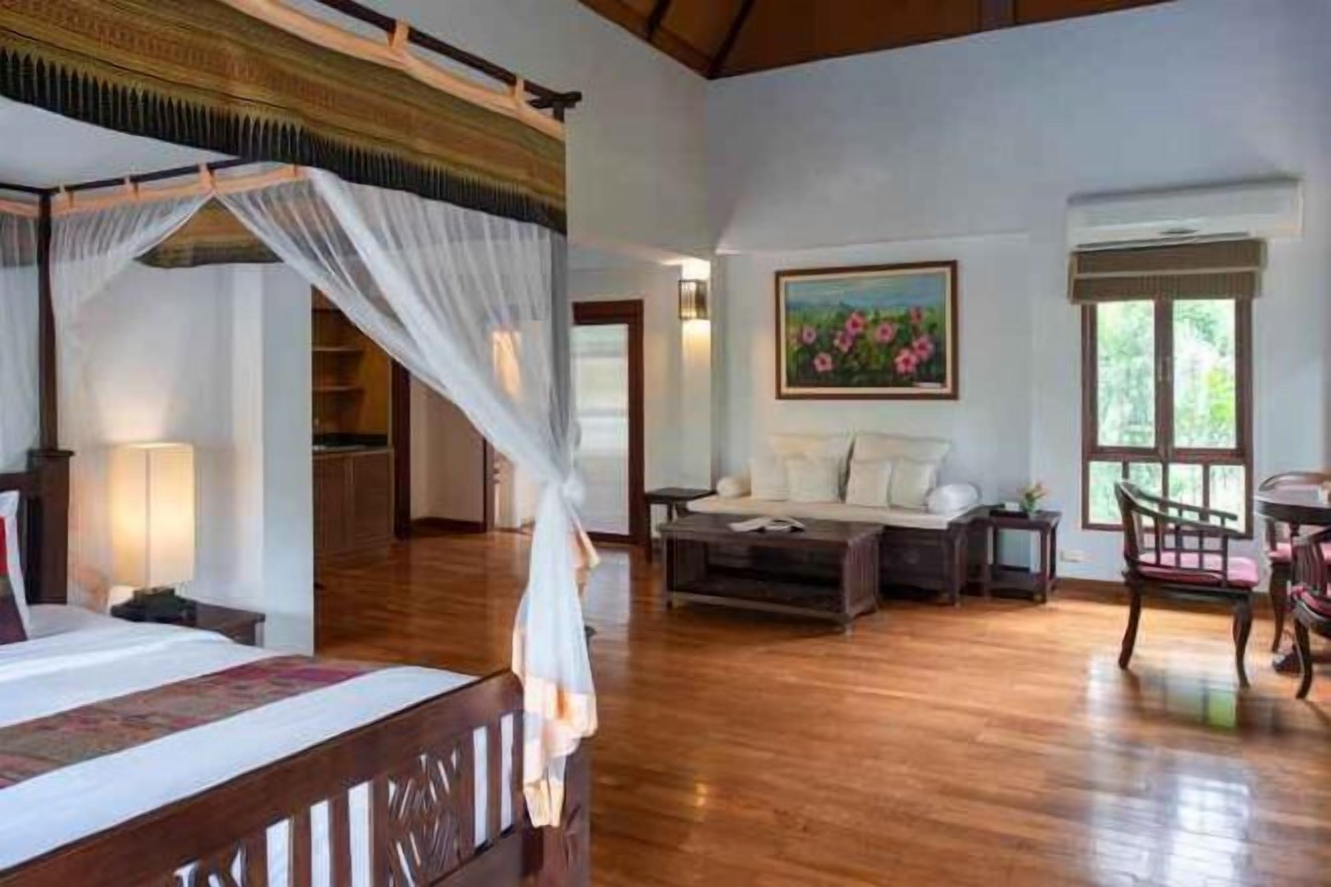 Zimmersafe, Schreibtisch, laptopgeeigneter Arbeitsplatz