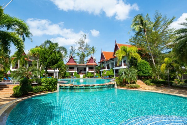 Outdoor pool, pool umbrellas, sun loungers