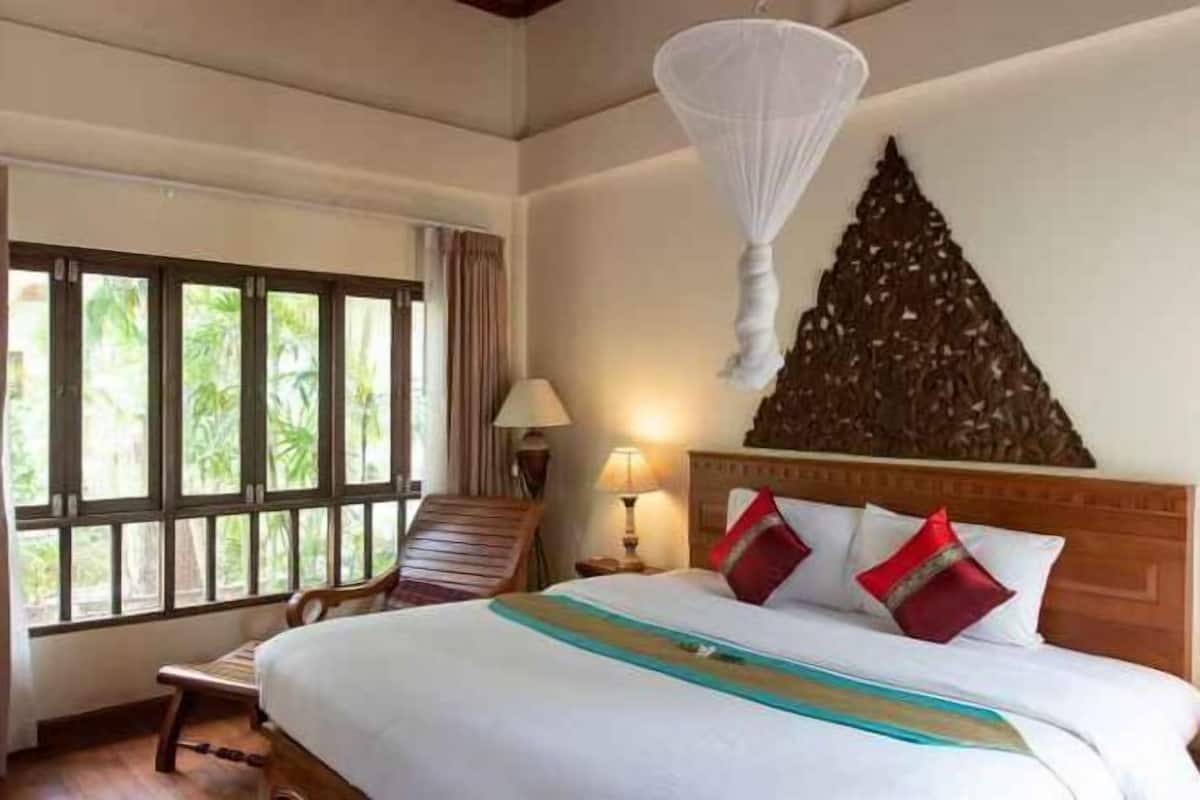 Safe på rommet, skrivebord og skrivebord for bærbar PC