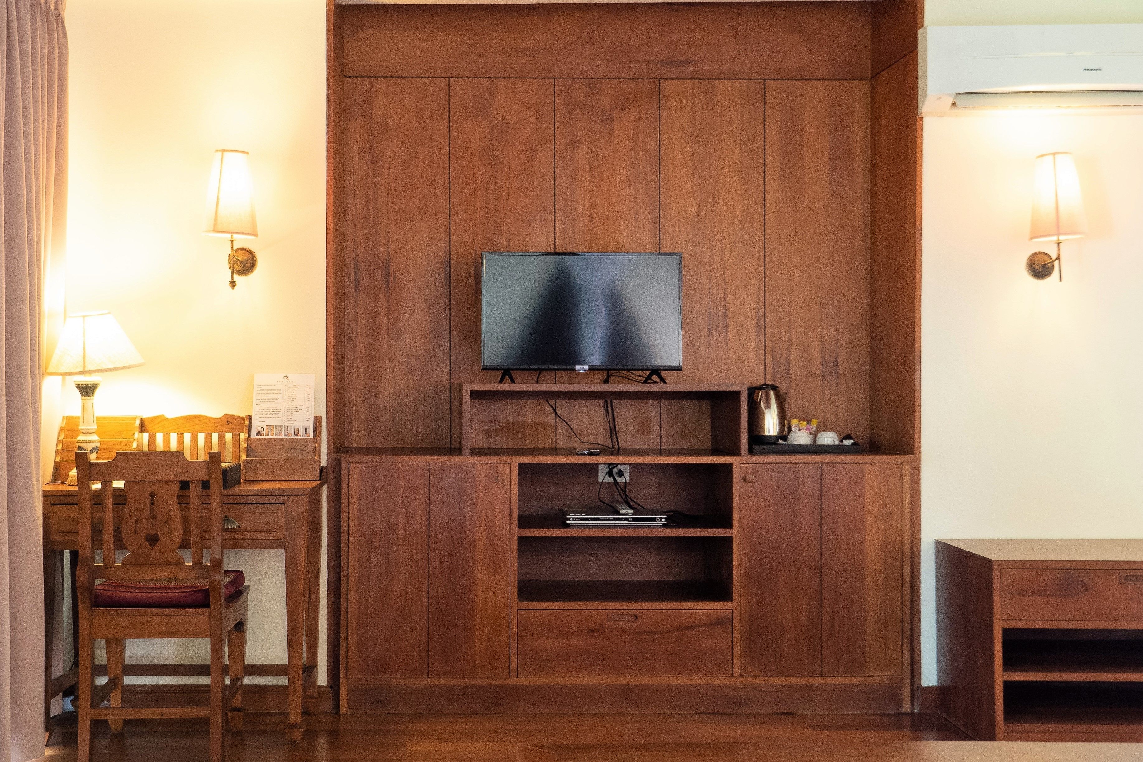 grand deluxe villa, 1 king bed, garden view, non smoking | 1 bedroom, in-room safe, desk, laptop workspace