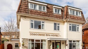En tvåvåningsbyggnad med en skylt som visar texten "BOSCOMBE SPA HOTEL".