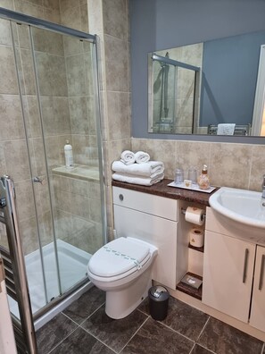 Dusche, Designer-Toilettenartikel, Haartrockner, Handtücher