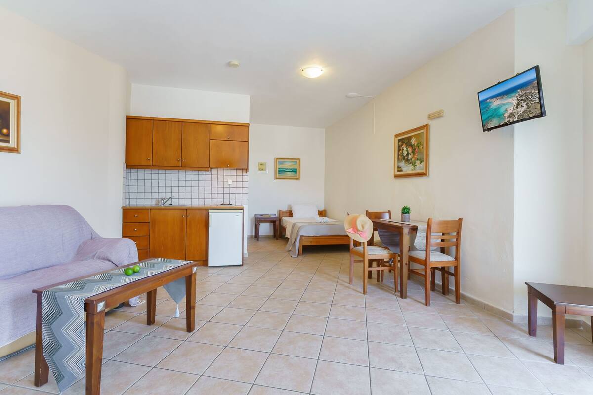 Family Apartment, Sea View | Living area | 32-inch TV with satellite channels