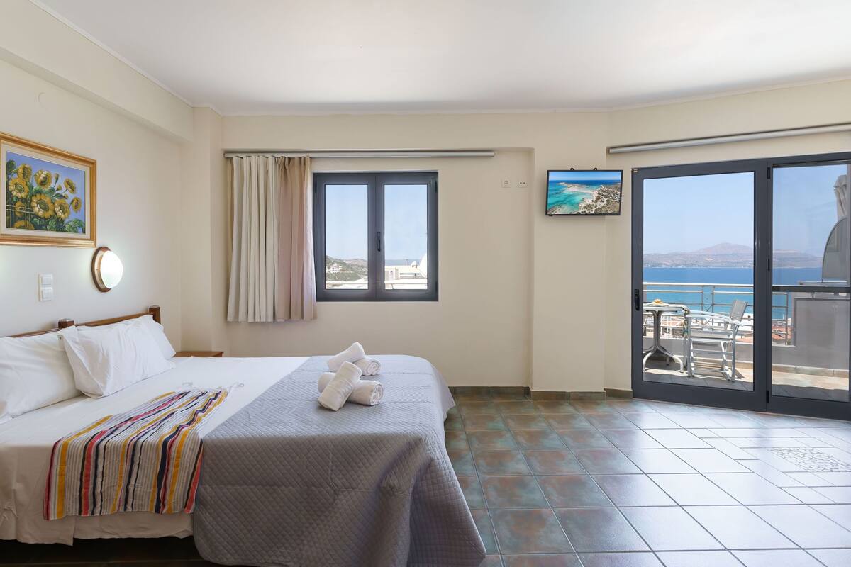 Grand Duplex, Sea View | Hypo-allergenic bedding available, in-room safe, laptop workspace