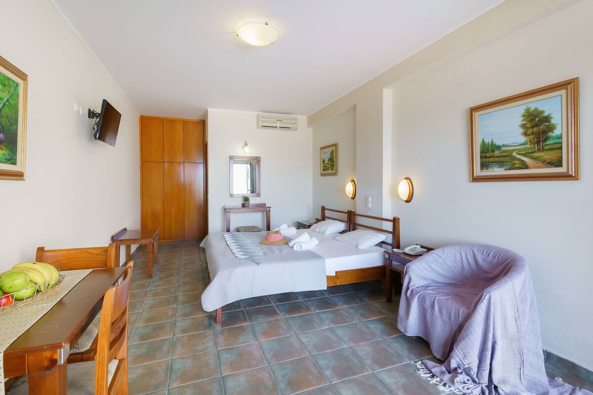 Club Studio, Partial Sea View | Hypo-allergenic bedding available, in-room safe, laptop workspace