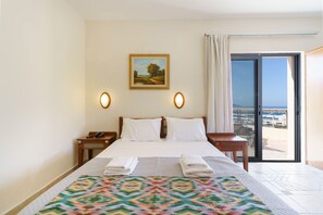 Chambre Double Deluxe, vue mer, niveau Exécutif | Literie hypoallergénique, coffres-forts dans les chambres