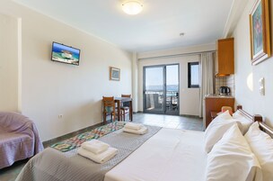 Panoramic Double Room, 1 Queen Bed, Sea View | Private kitchenette | Mini-fridge, stovetop, coffee/tea maker, electric kettle