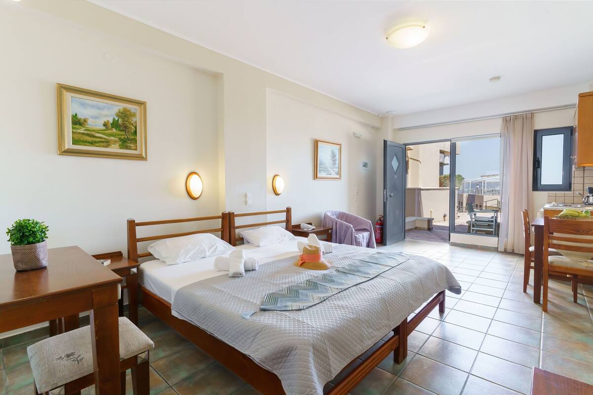 Comfort Double Room, Sea View | Hypo-allergenic bedding available, in-room safe, laptop workspace