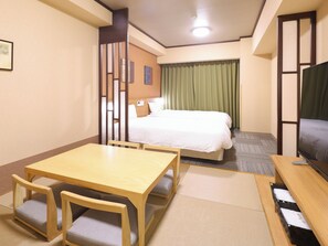 Ropa de cama de alta calidad, escritorio, cortinas opacas y wifi gratis