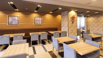 Daily buffet breakfast (JPY 2500 per person)