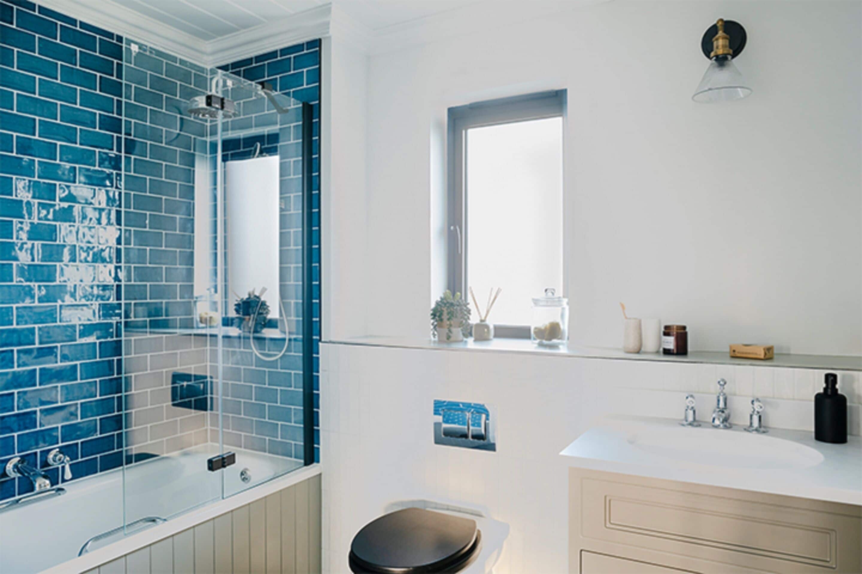 Une salle de bain avec une baignoire, des toilettes et un lavabo.