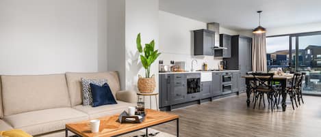 Un apartamento moderno con sala de estar, cocina y comedor.