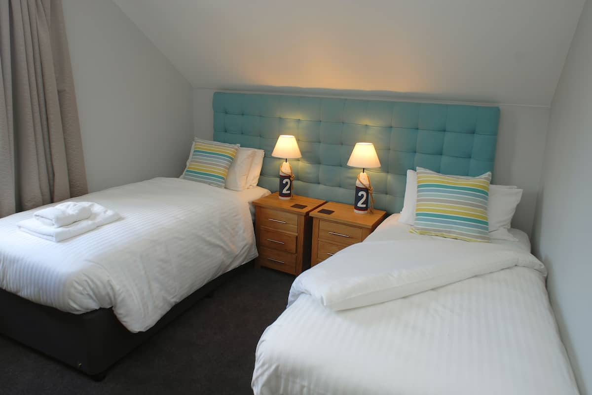 Lakehouse 4 Berth Hot Tub | Egyptian cotton sheets, premium bedding, WiFi (free)