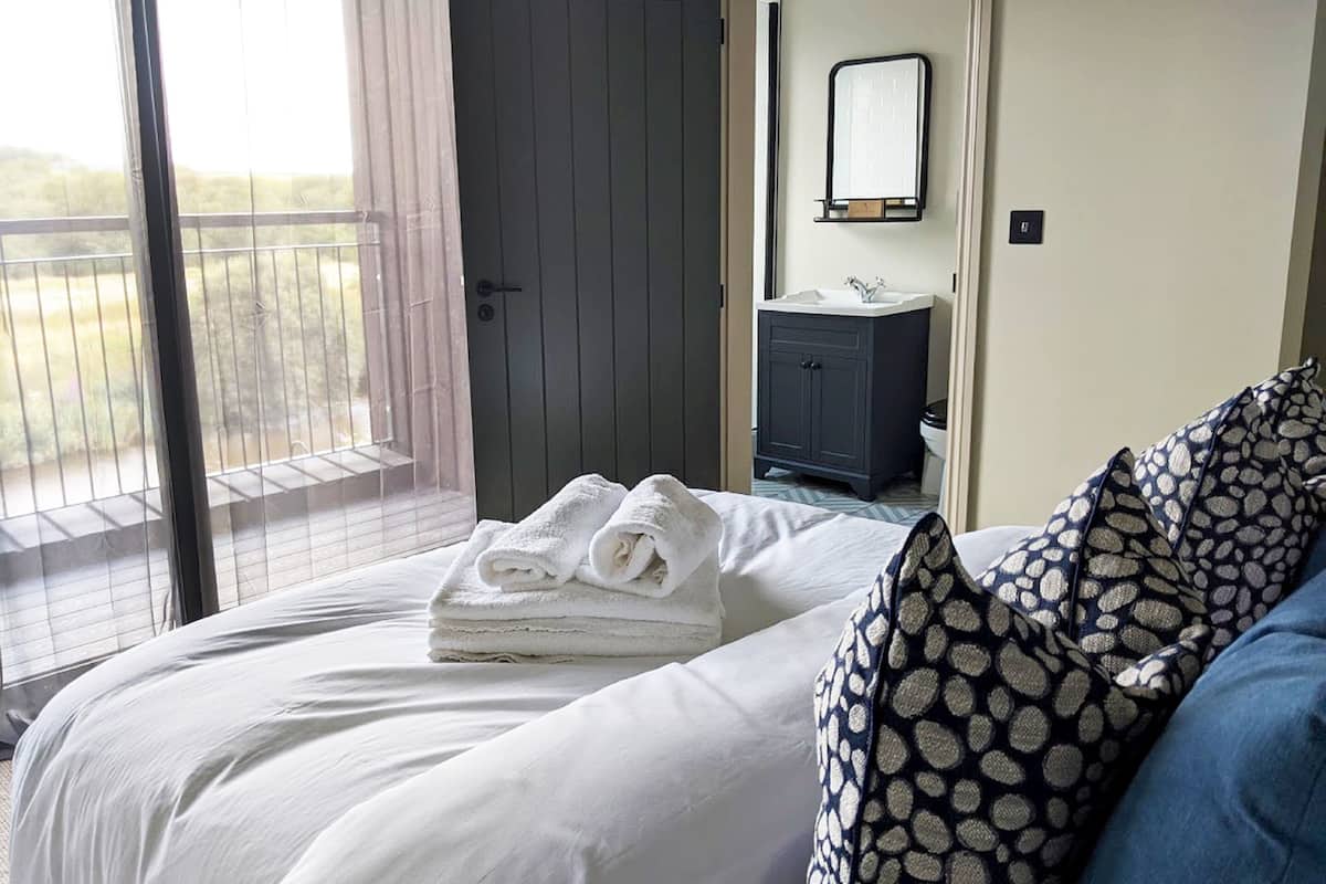 Egyptian cotton sheets, premium bedding, WiFi (free)