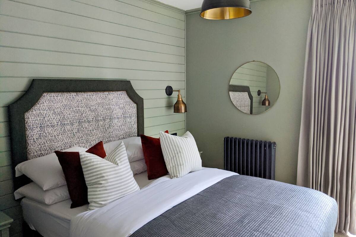 Egyptian cotton sheets, premium bedding, WiFi (free)