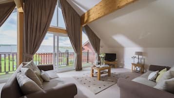 8 Berth Superior Wooden Lodge with Hot Tub | Oppholdsområde | TV