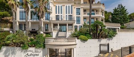 Vista frontal de la propiedad