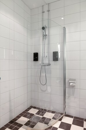 Standaard kamer, 1 twee- of 2 eenpersoonsbedden | Badkamer | Een douche, gratis toiletartikelen, een haardroger, handdoeken